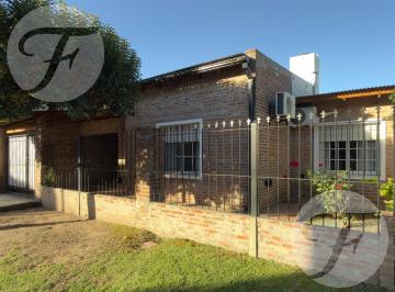 Casa · 89m² · 4 Ambientes · 2 Cocheras · Casa en Venta de 4 Ambientes con Amplio Terreno – Excelente Ubicación Residencial - Apto Crédito