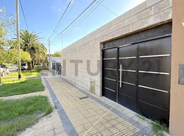 Casa · 116m² · 5 Ambientes · 1 Cochera · Casa de 1 Dormitorio, Jardín Al Frente y Patio - Terreno de 10x40 m