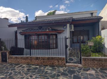 Casa · 123m² · 4 Ambientes · 3 Cocheras · Chalet 4amb Impecable Excelente Ubicacion