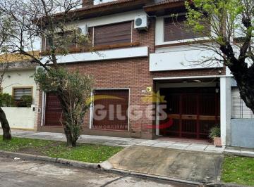 Casa · 160m² · 6 Ambientes · 1 Cochera · Venta Casa 6 Ambientes en Ramos Mejia con Cochera Cubierta y Fondo con Parrilla con Renta