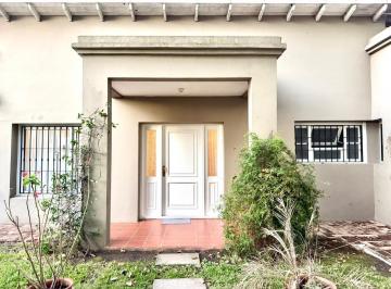 Casa · 210m² · 6 Ambientes · 1 Cochera · Casa de 3 Dorm. con Parque y Pileta en Venta - Gonnet