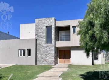 Casa · 200m² · 6 Ambientes · 4 Cocheras · Casa Al Agua en Canton Norte