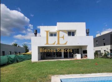 Casa · 270m² · 6 Ambientes · 3 Cocheras · Venta Casa con Pileta