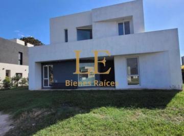 Casa · 270m² · 6 Ambientes · 3 Cocheras · Venta Casa con Pileta