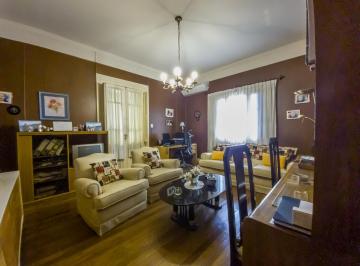 Casa · 200m² · 5 Ambientes · 1 Cochera · Casa 5 Amb, 2 Dormis, Living, Cocina, Comedor, Patios, Cochera, Parrilla, Quincho (Villa del Parque)