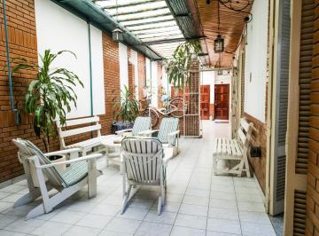 Casa · 200m² · 5 Ambientes · 1 Cochera · Casa 5 Amb, 2 Dormis, Living, Cocina, Comedor, Patios, Cochera, Parrilla, Quincho (Villa del Parque)