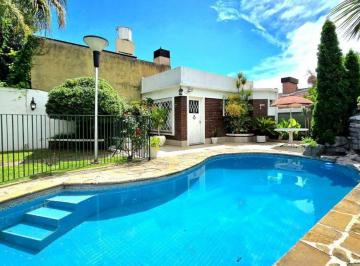 Casa · 135m² · 4 Ambientes · 2 Cocheras · Venta Casa 4 Ambientes con Jardín y Pileta Caseros