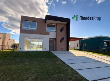 Casa · 165m² · 4 Ambientes · 5 Cocheras · Casa a Estrenar en Barrio San Felipe