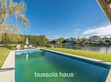 Casa · 440m² · 8 Ambientes · 2 Cocheras · Casa en Venta con 6 Dorm. Al Lago en La Isla