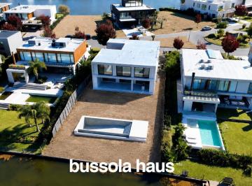 Casa · 382m² · 5 Ambientes · 4 Cocheras · Casa en Venta a La Laguna en Virazon Nordelta