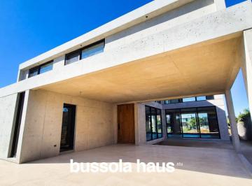 Casa · 382m² · 5 Ambientes · 4 Cocheras · Casa en Venta a La Laguna en Virazon Nordelta