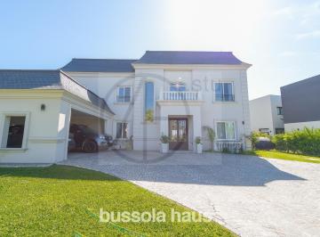 Casa · 361m² · 6 Ambientes · 2 Cocheras · Casa en Venta de 7 Ambientes en Barrio Marinas Puertos Escobar