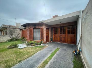 Casa · 124m² · 4 Ambientes · 1 Cochera · Oportunidad en Talleres Sud - Casa Lista Para Habitar y Personalizar