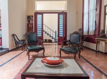 Casa · 252m² · 6 Ambientes · Venta Casa con Jardin Terraza y Patio