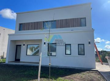 Casa · 135m² · 5 Ambientes · Casa en Venta en Santa Elisa, Pilar del Este, Pilar
