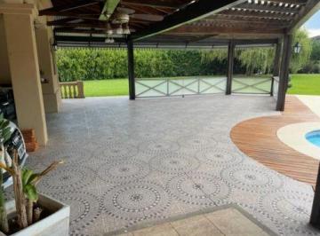 SCO-SCO-31_2 · Casa en Venta en Belén de Escobar, Barrio Septiembre, Doble Lote de 2100 m² y Cinco Dorm.