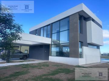 Casa · 165m² · 5 Ambientes · 3 Cocheras · Casa a Estrenar a La Laguna 4 Dorm. - Magallanes