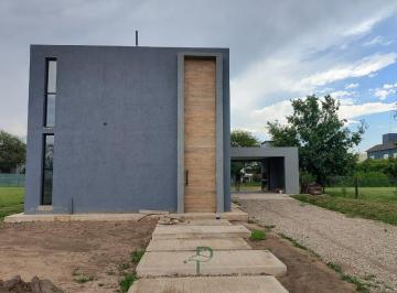 Casa · 800m² · 2 Ambientes · 2 Cocheras · Excelente Loft en Valle del Golf - Naturaleza