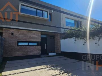 Casa · 102m² · 4 Ambientes · 2 Cocheras · Duplex 3 Dorm. a Estrenar en Barrio Confluencia