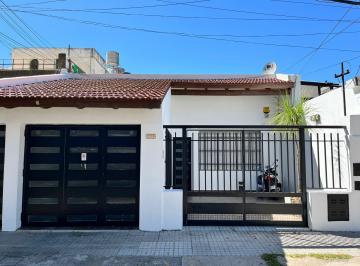 fachada · Venta Casa Barrio Belgrano Rosario Moderna, Cochera