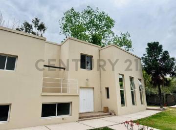 Casa · 278m² · 6 Ambientes · 2 Cocheras · Se Alquila Casa en Chacras de Coria