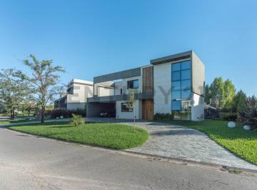 Casa · 260m² · 4 Dormitorios · 4 Cocheras · Alquiler Anual Casa Amoblada 5 Ambientes - El Cantón Norte a La Laguna