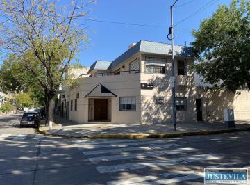 Casa · 180m² · 5 Ambientes · 1 Cochera · Casa con Jardín y Terraza en Parque Chacabuco