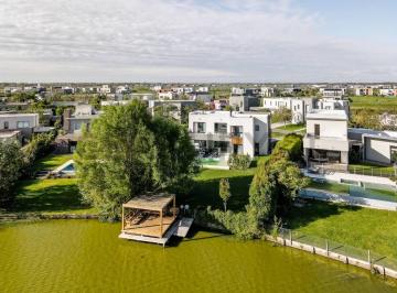 Casa · 260m² · 5 Ambientes · 4 Cocheras · Venta Casa Amoblada El Cantón Norte a La Laguna 5 Ambientes