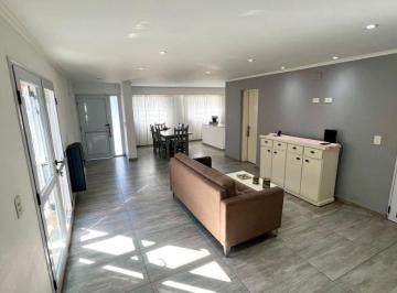 Casa de 5 ambientes, Chascomús · Casa Moderna Sobre Calle Obligado (Barrio Centro)