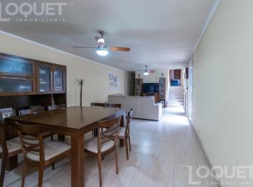Casa · 205m² · 7 Ambientes · 1 Cochera · Casa de Tres Dorm., Cochera y Patio a Media Cuadra de Bv.