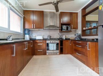 Casa · 205m² · 7 Ambientes · 1 Cochera · Venta de Casa con Tres Dorm., Cochera y Patio a Media Cuadra de Boulevard, Santa Fe Capital.