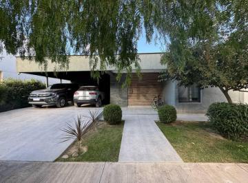 Casa · 153m² · 4 Ambientes · 2 Cocheras · Venta de Casa en Terruños de Araoz III