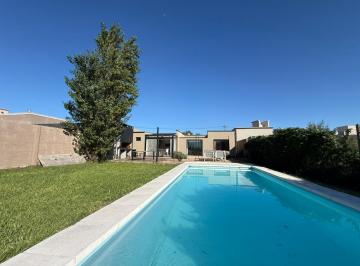 Casa · 95m² · 3 Ambientes · Venta - Casa de 2 Dorm. con Pileta en Funes Town