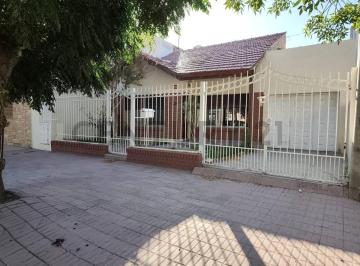 Oficina comercial · 100m² · 5 Ambientes · 1 Cochera · Casa Céntrica 3 Dorm. en Venta General Roca