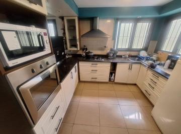 Casa de 5 ambientes, Quilmes · Casa en Venta en Excelente Estado