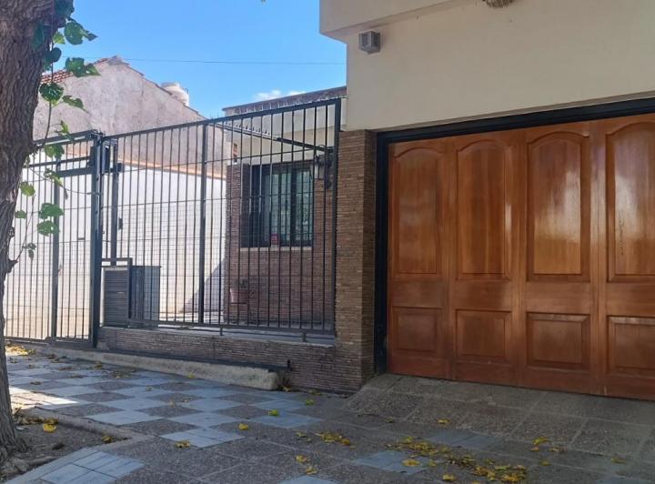 Casa · 118m² · 6 Ambientes · 2 Cocheras