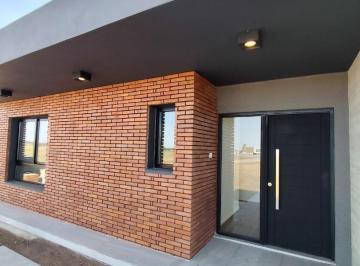 Casa · 180m² · 4 Ambientes · 2 Cocheras · Casa 3 Dorm en Alquiler Acquavista