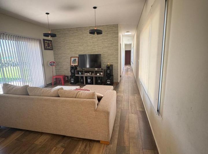Casa · 300m² · 5 Ambientes · 4 Cocheras