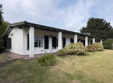 Casa · 240m² · 4 Dormitorios · Casa en Chapadmalal Sobre Extenso Terreno