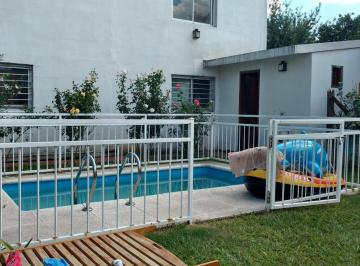 Casa · 250m² · 9 Ambientes · 2 Cocheras · Vendo Casa 4 Dorm., 3 Baños, Jardín, Pileta y Gran Galpon. Apto Credito. Arguello N