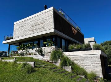 Casa · 450m² · 7 Ambientes · 3 Cocheras · Casa en Venta en Barrio Golf de Costa Esmeralda con Fondo a Green y Laguna