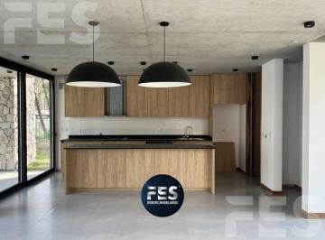 Casa · 204m² · 4 Ambientes · 1 Cochera · Casa en Venta a Estrenar con Pileta en Pinamar Barrio Pioneros 4 Ambientes