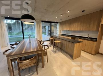 Casa · 204m² · 4 Ambientes · 1 Cochera · Casa en Venta a Estrenar con Pileta en Pinamar Barrio Pioneros 4 Ambientes