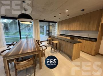 Casa · 204m² · 4 Ambientes · 1 Cochera · Casa en Venta a Estrenar con Pileta en Pinamar Barrio Pioneros 4 Ambientes