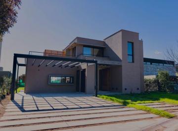 Casa de 8 ambientes, Carrodilla · Casa a Estrenar de Categoría en Lar de Boedo | 250 m² | Diseño y Terminaciones de Primer Nivel
