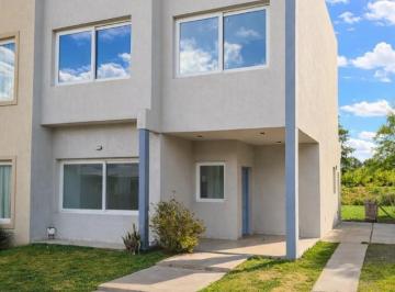 Casa · 300m² · 5 Ambientes · 2 Cocheras · Casa en Alquiler en Buenos Aires Village