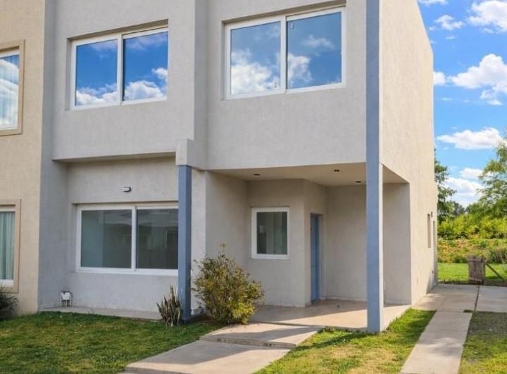 Casa · 300m² · 5 Ambientes · 2 Cocheras