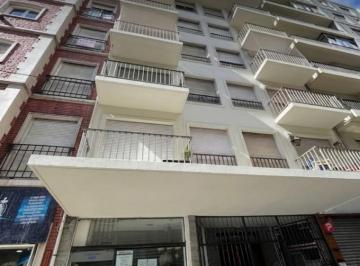 Departamento · 48m² · 3 Ambientes · En Venta Tres Ambientes Totalmente Reciclado con Balcon y Patio Cubierto Apto Redito!