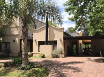 Casa · 240m² · 5 Ambientes · 1 Cochera · Casa en San Patricio con Pisicina