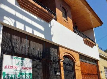 Casa de 4 ambientes, Tres de Febrero · Excelente Chalet, en Inmejorable Ubicación. Detalles de Categoría. Fondo Libre y Garaje Para 2 Autos